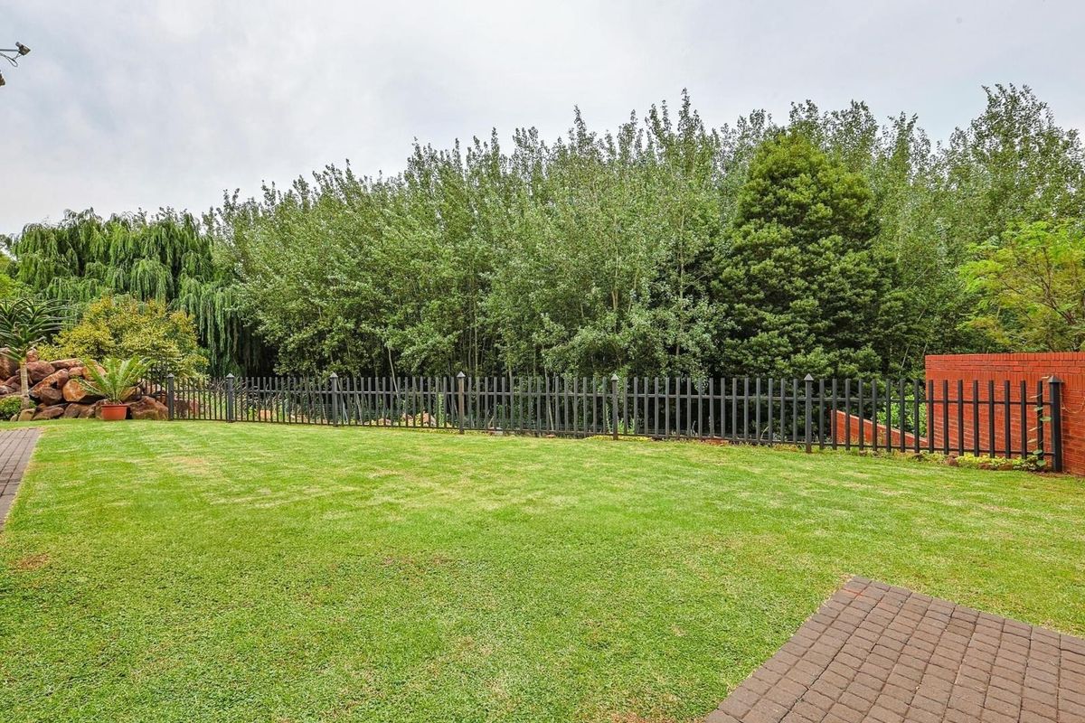 An Iconic Riverfront Estate Residence in Blue Water Creek, Zwavelpoort - Photo 5
