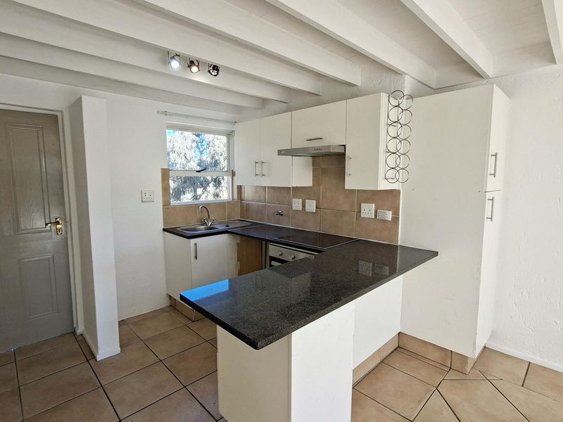 Spacious 2 bed, 1 bath loft apartment available in Lonehill - Photo 3