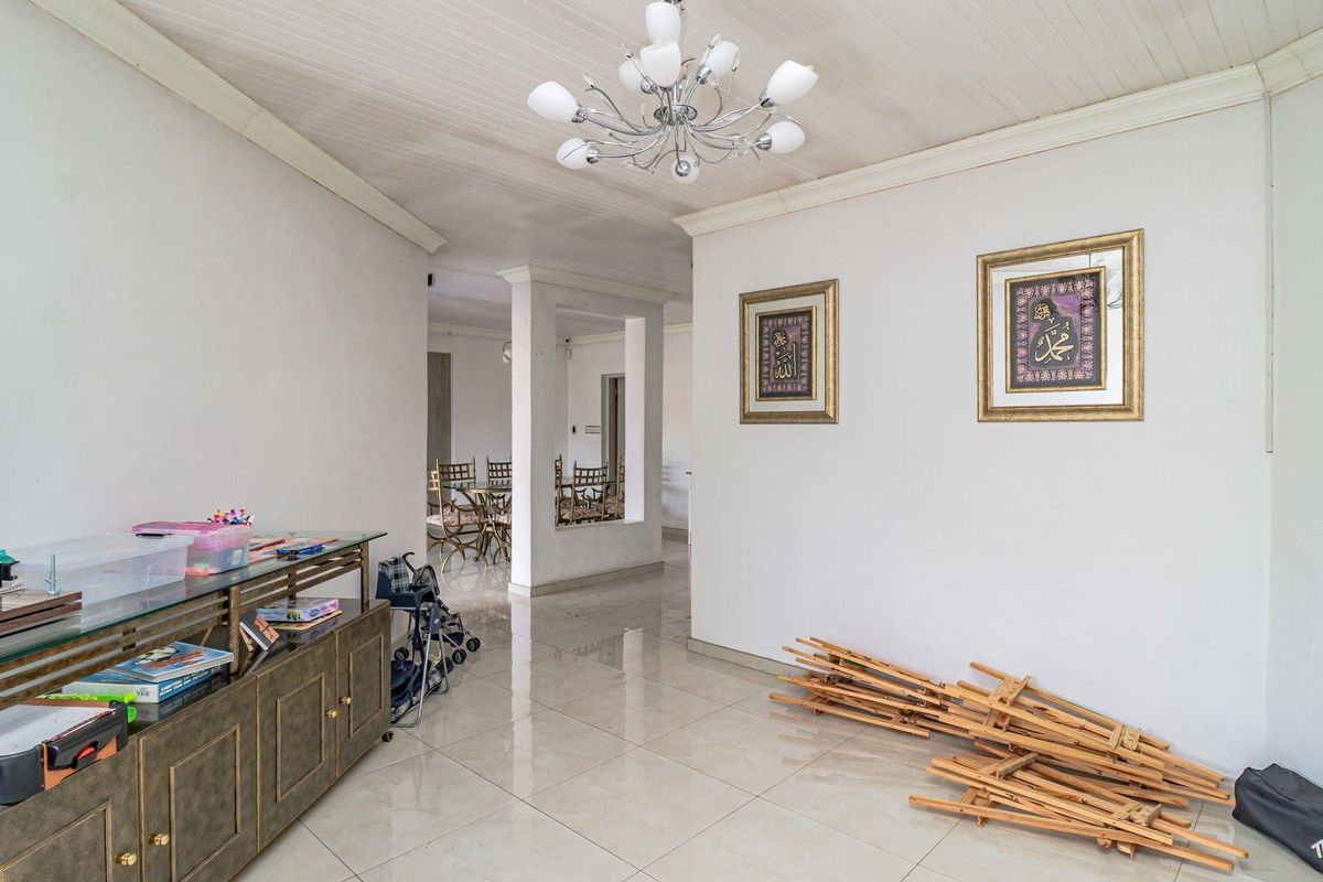 Boomed Enclosure Living in Lakefield Ext. 21: Comfort & Convenience Combined! - Photo 3