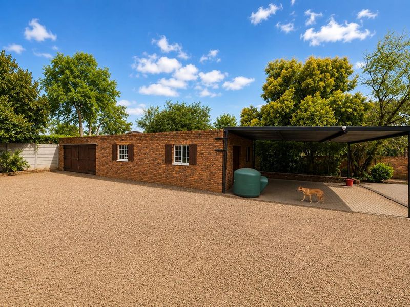 Exceptional Multi-Purpose Property with Extensive Parking & Entertainment Facilities - Photo 3