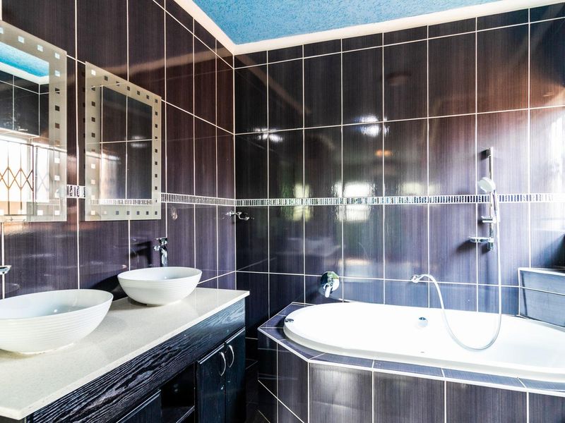 Charming Family Home: 2 Beds, Open Plan Living, Room to Grow - Photo 8