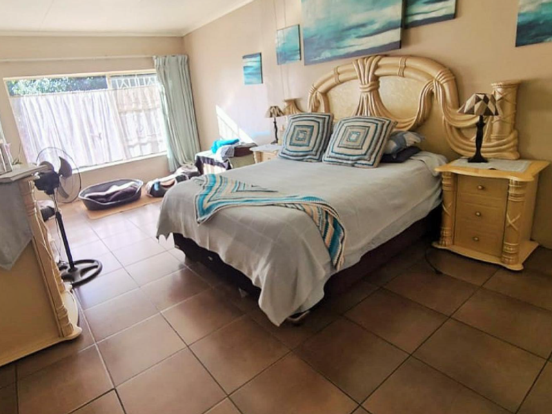Spacious Family Home with Study and Staff Accommodation - Photo 7