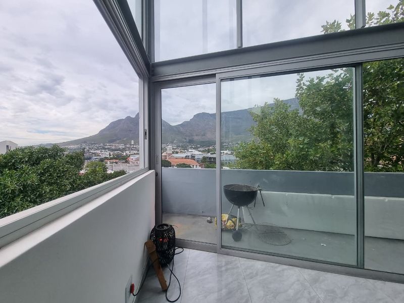 Unfurnished Two Bedroom Penthouse To Rent in Tamboerskloof! - Photo 5