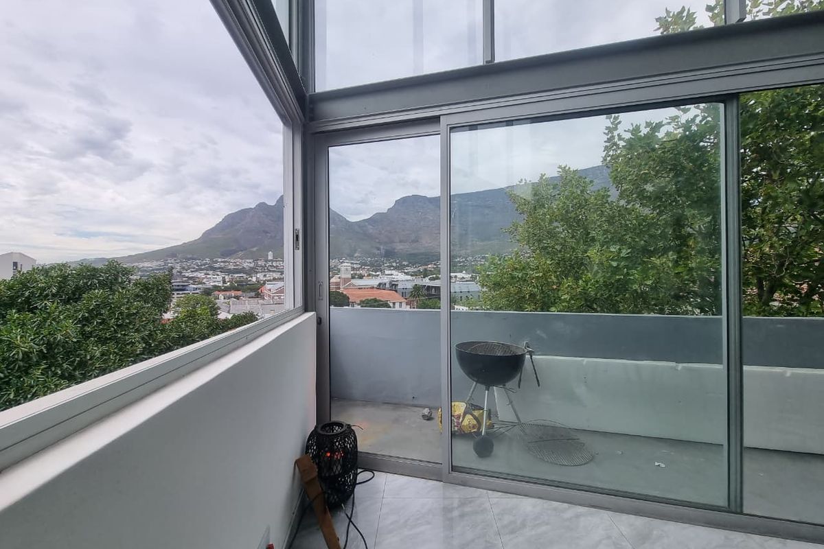 Unfurnished Two Bedroom Penthouse To Rent in Tamboerskloof! - Photo 5