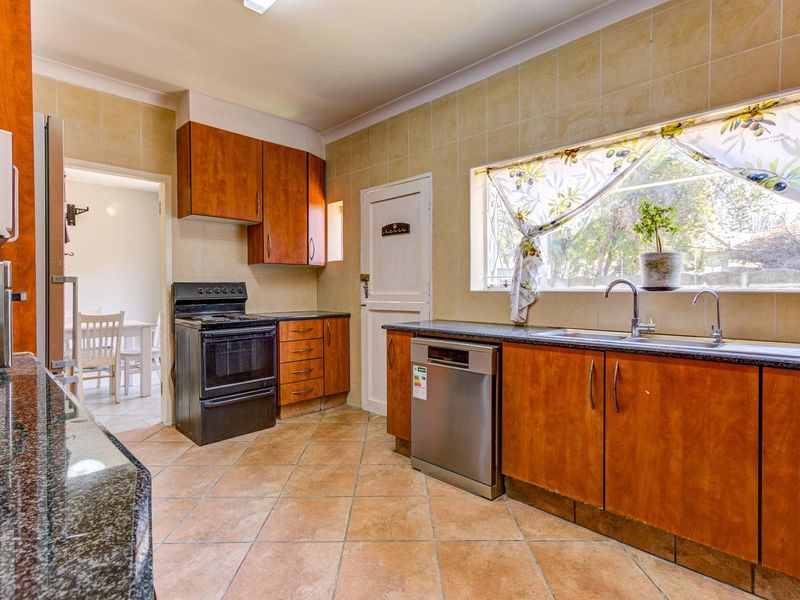 SUNNY FAMILY HOME WITH FULL SOLAR AND WATER BACK UP! - Photo 8