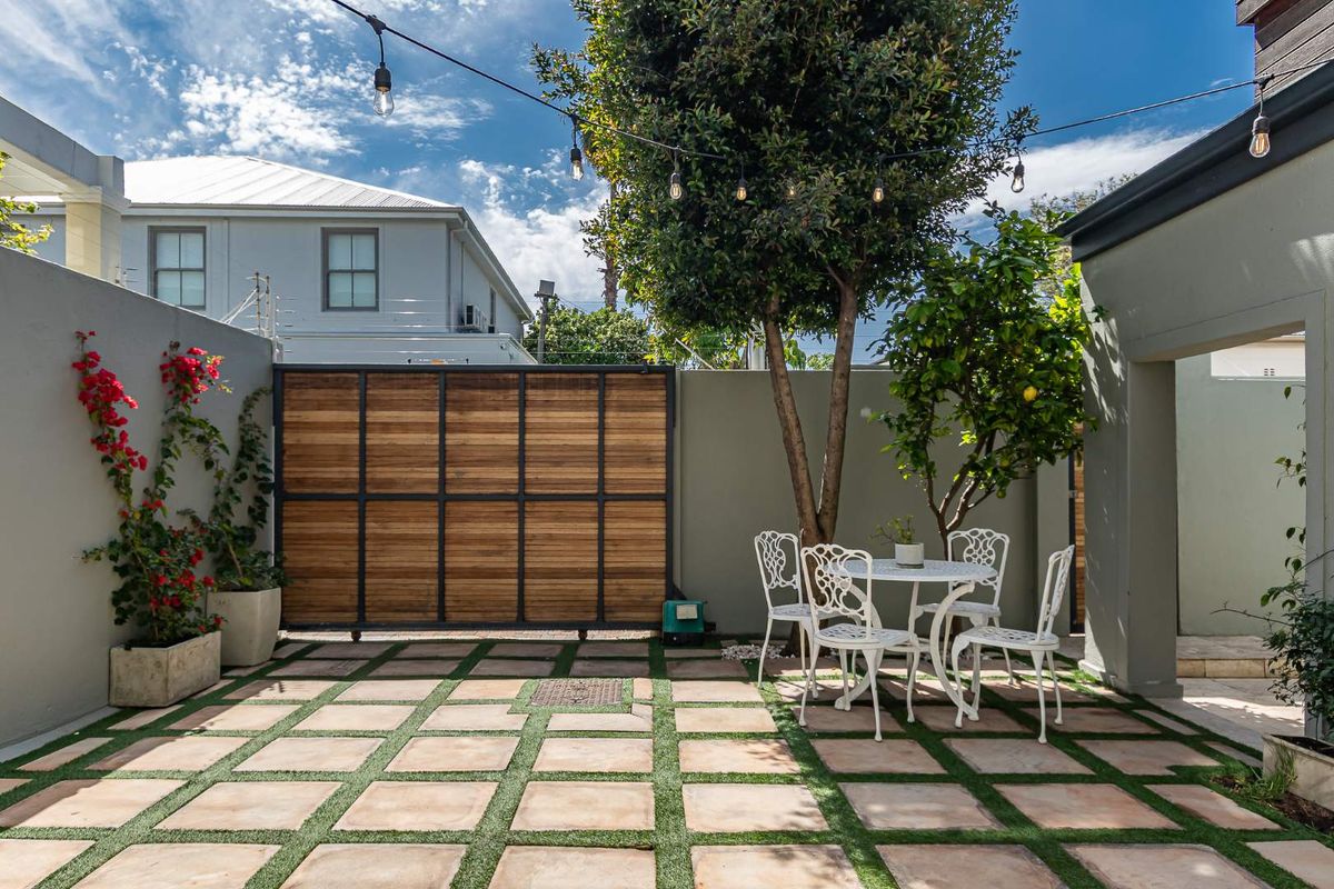 A MODERN DESIGN MASTERPIECE - Photo 2