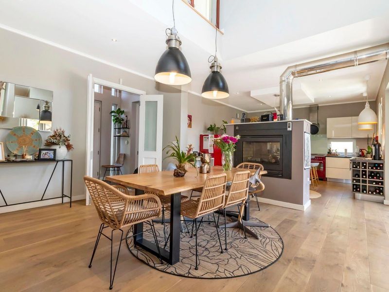 Classic modern day living in waterfall country estate - Photo 7