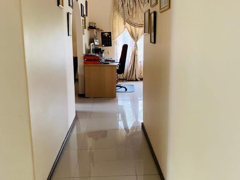 THREE BEDROOM HOUSE FOR SALE IN BEREA WEST - Photo 4