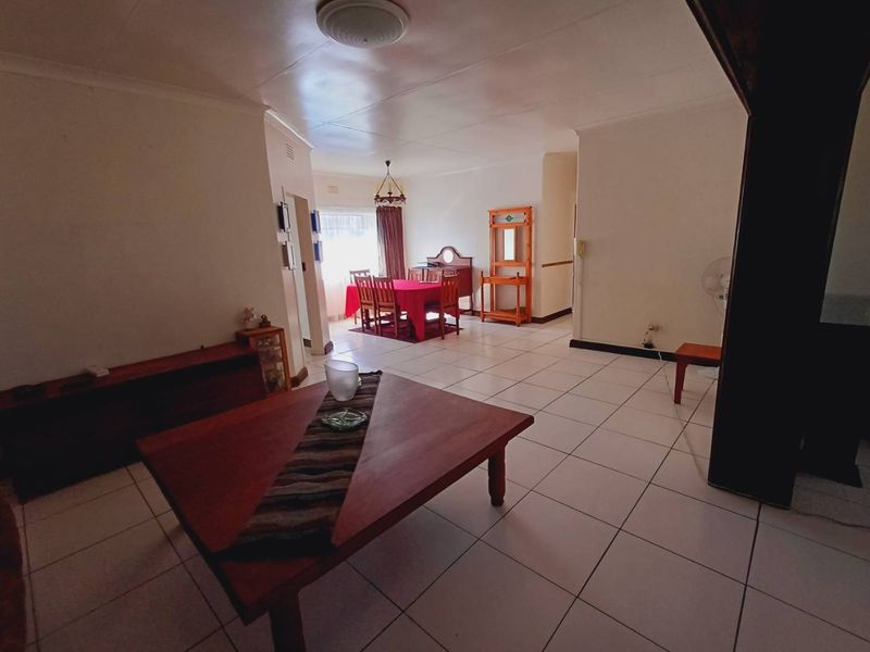 Spacious and Versatile Home with 3 Beds, 2 Baths + 1 Bed, 1 Bath Granny Flat! - Photo 5