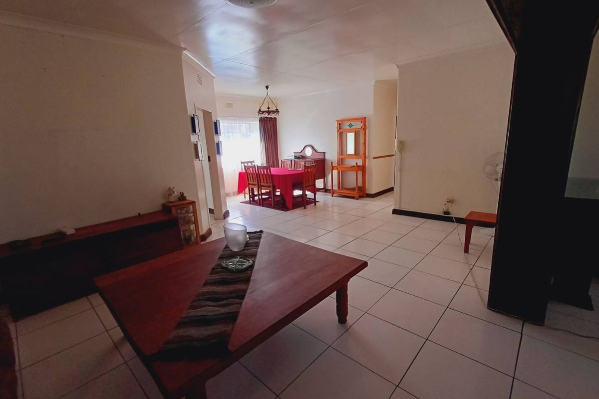 Spacious and Versatile Home with 3 Beds, 2 Baths + 1 Bed, 1 Bath Granny Flat! - Photo 5