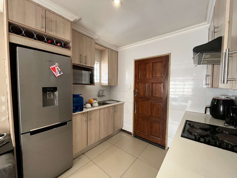 Modern 2 Bedroom Home in Secure Windmill Park Estate - Photo 6