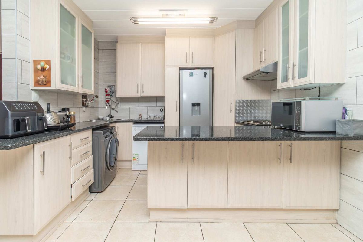 Perfect Work-From-Home Haven with Loft & Garden! - Photo 3