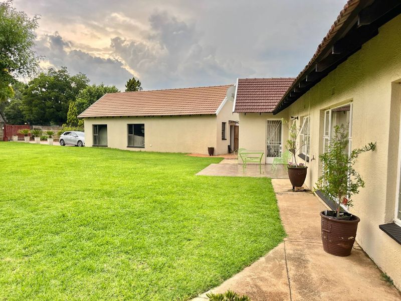 Stunning 4-Bedroom Home in the Secure Enclave of Freeway Park - Photo 2