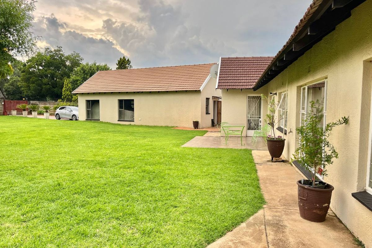 Stunning 4-Bedroom Home in the Secure Enclave of Freeway Park - Photo 2