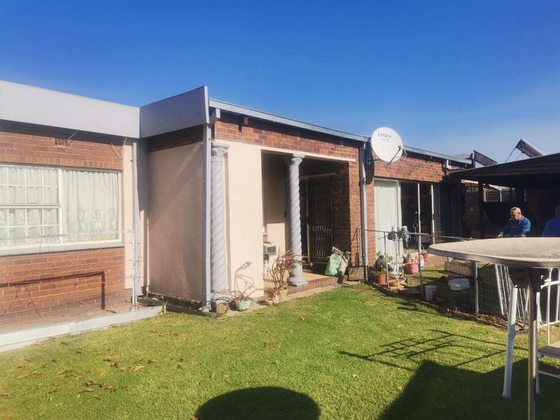 4 Bedroom House For Sale in Vanderbijlpark CE3 - Photo 9
