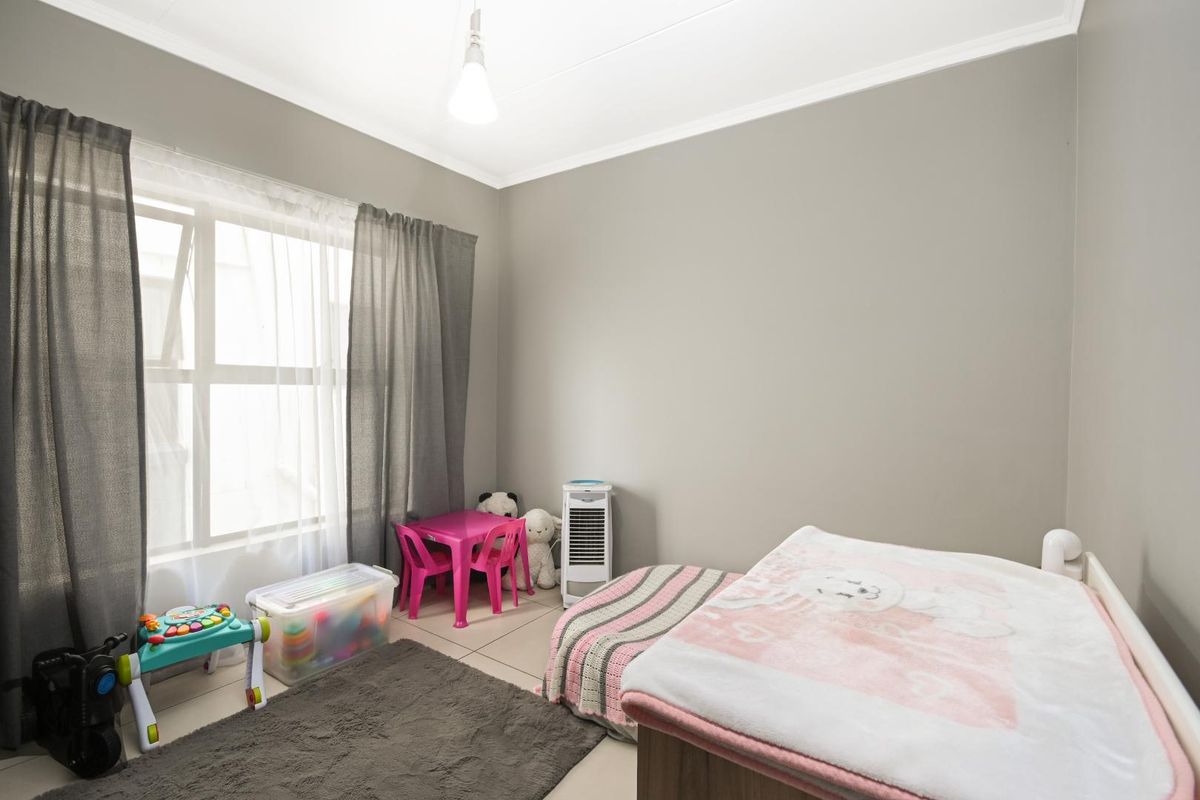 3 Bedroom, 2 bathroom unit in popular De Velde - Photo 4