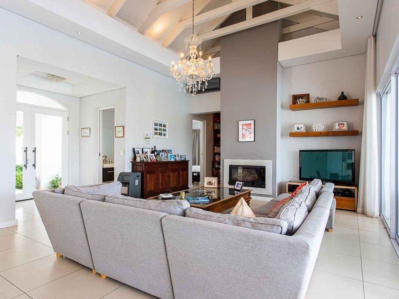 Exceptionally located four-bedroom furnished home for rent on Val de Vie Estate - Photo 5