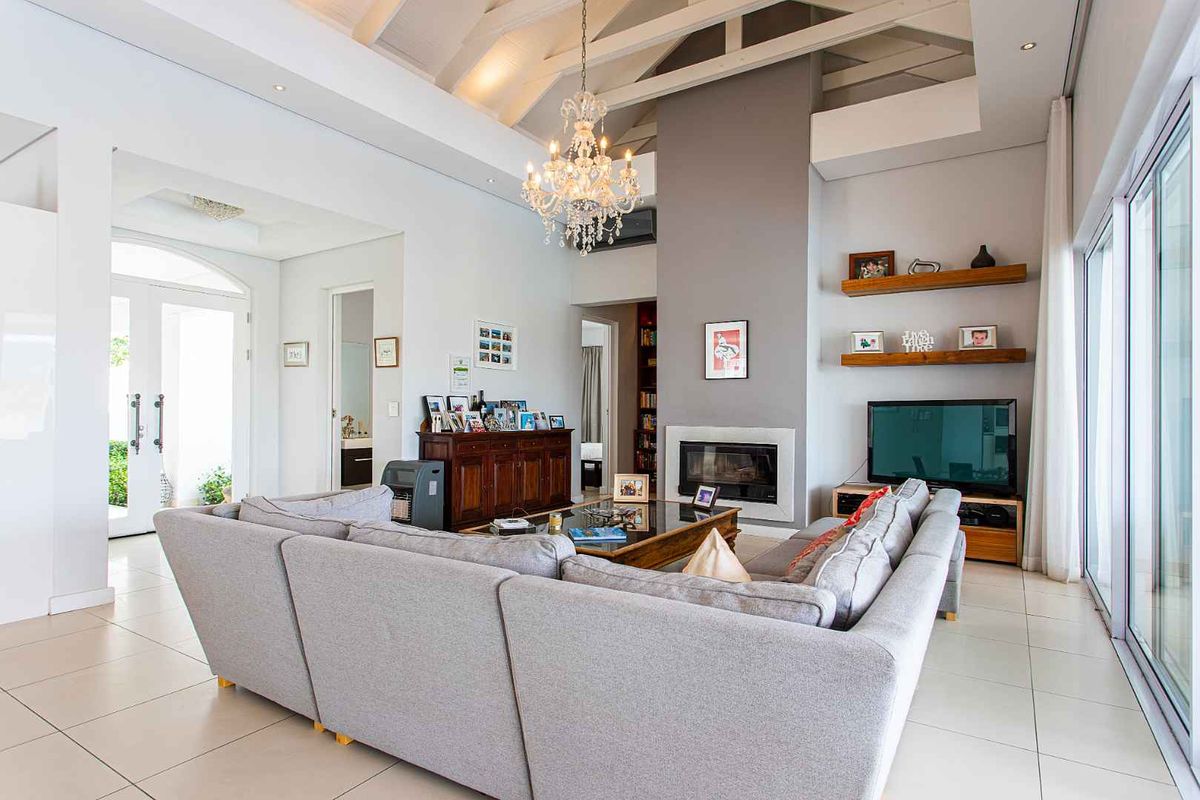 Exceptionally located four-bedroom furnished home for rent on Val de Vie Estate - Photo 5