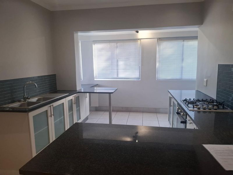 Renovated 2 bedroom UNFURNISHED unit - Photo 5