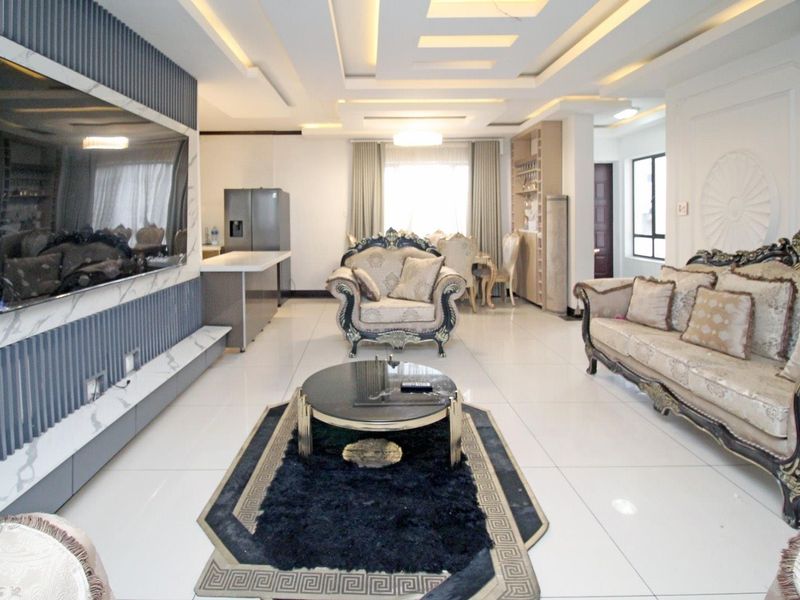 Luxury Modern Family Home - Photo 6