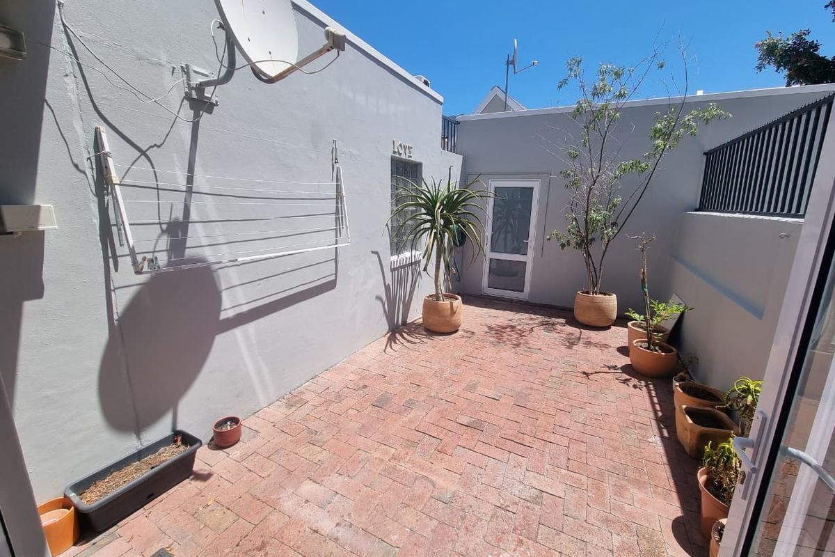 Semi-furnished Two-Bedroom Townhouse with Courtyard and Garage in Sought-After Claremont Upper! - Photo 5