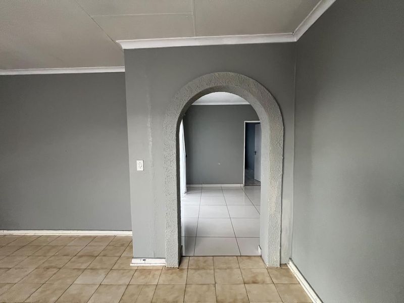 Spacious 3-Bedroom Family Home – Modern Renovations & Massive Private Garden in Western Extension! - Photo 7