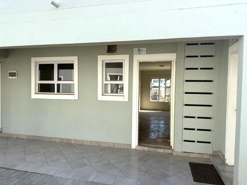 Modern 2-Bedroom Ground Floor Apartment – Secure, Stylish & Effortlessly Convenient - Photo 2