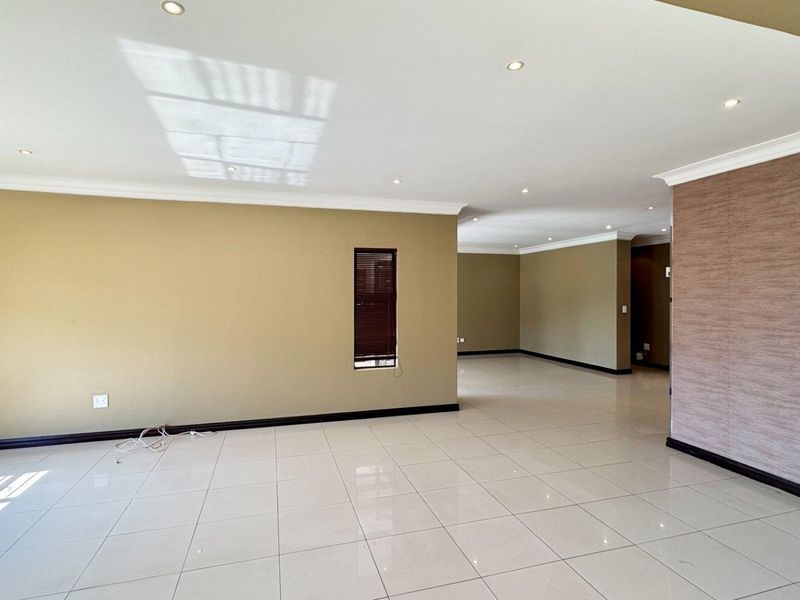 This spacious freestanding townhouse offers comfortable family living with excellent security and stylish finishes throughout. - Photo 4