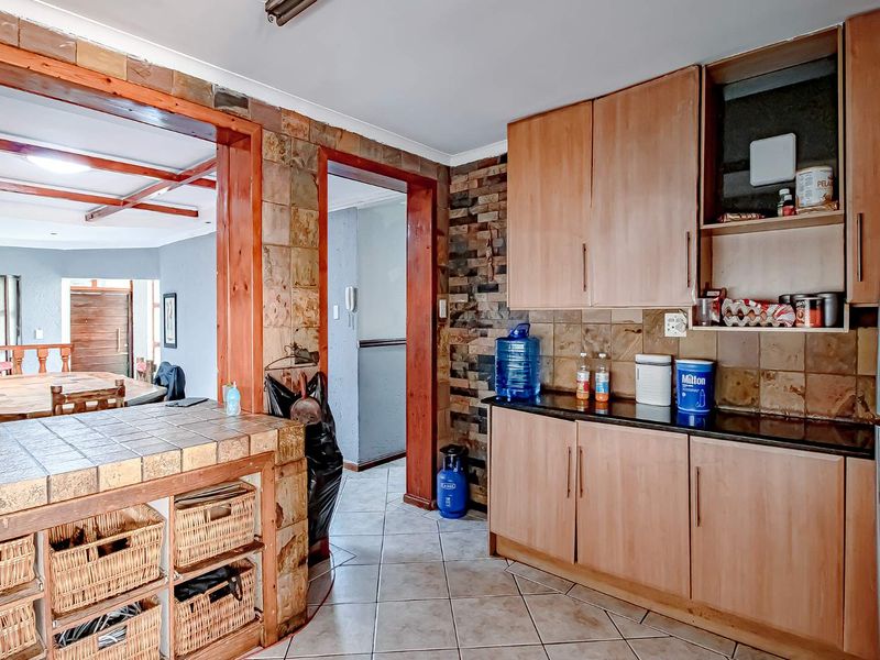 Amazing Sized Stand- in a great street!!!! - Photo 3