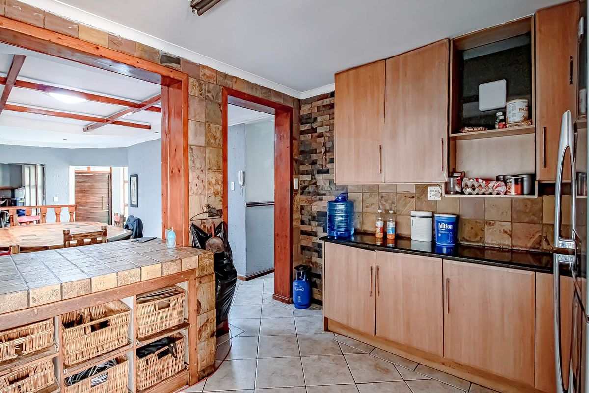 Amazing Sized Stand- in a great street!!!! - Photo 3