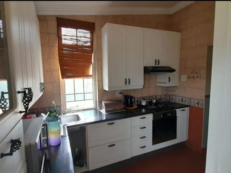 Spacious 3-Bedroom Home with 3 Income-Generating Cottages - Photo 5