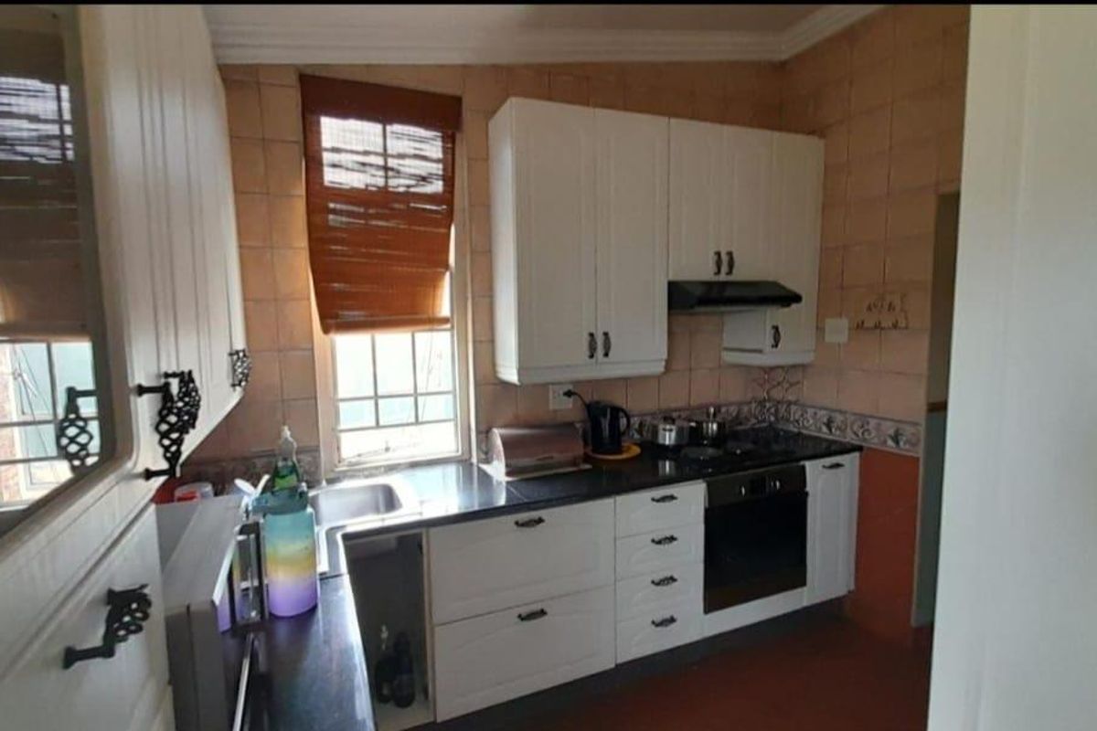 Spacious 3-Bedroom Home with 3 Income-Generating Cottages - Photo 5