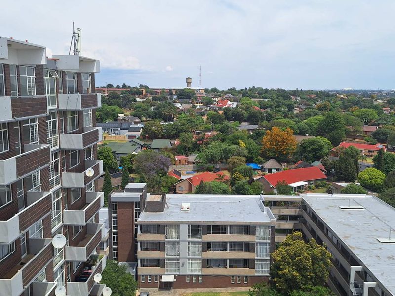 2 bedroom Apartment in Roodepoort - Photo 3
