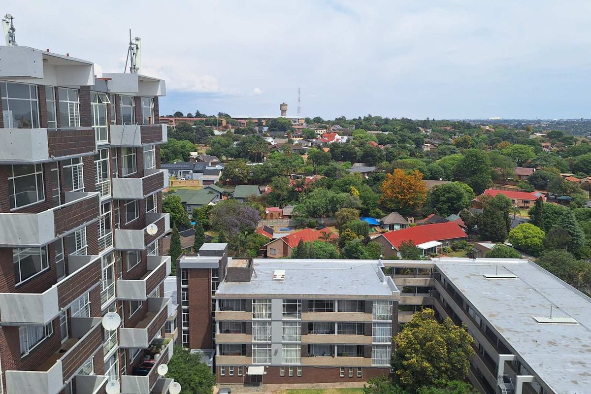2 bedroom Apartment in Roodepoort - Photo 3