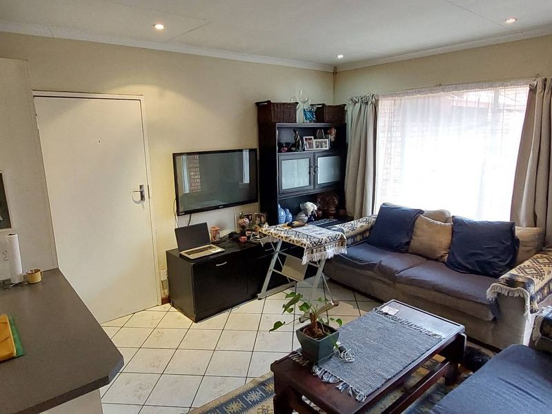 Charming Facebrick Townhouse in Secure Complex - Photo 5