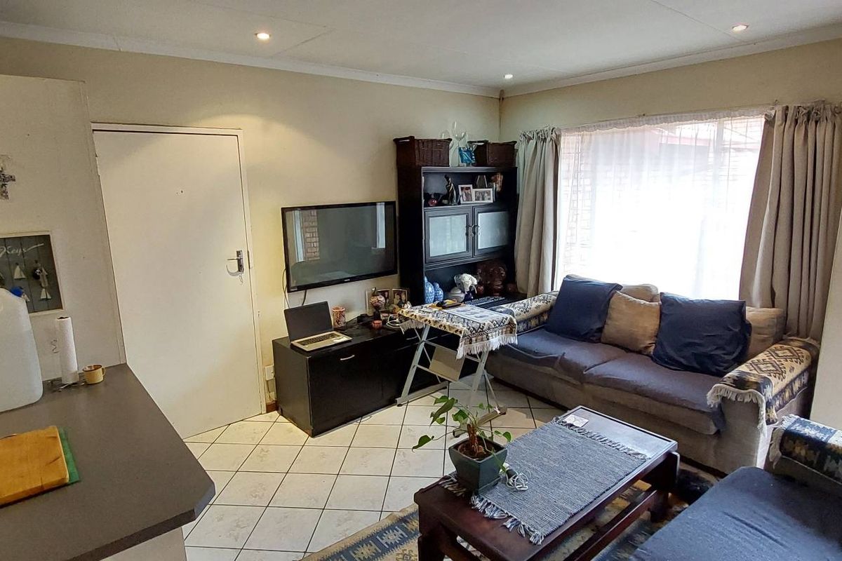 Charming Facebrick Townhouse in Secure Complex - Photo 5