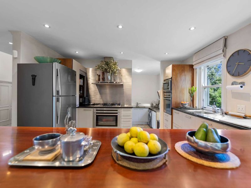 A Warm, Welcoming Home in Secure Tamboerskloof Estate - Photo 10