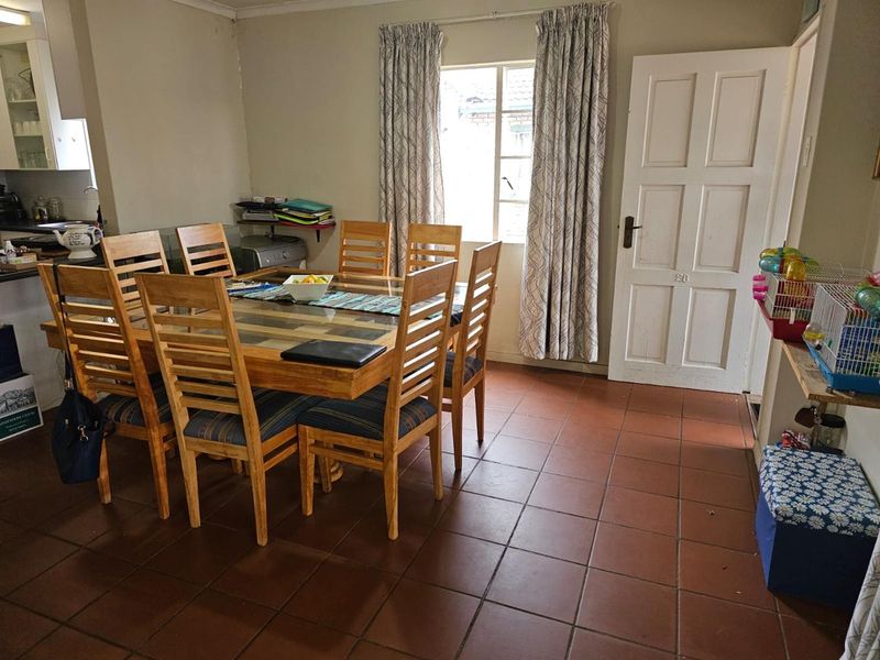 Spacious modern 3 Bedroom, 2 Bathroom Apartment with a garage. Great Investment close to the Gautrain station. - Photo 6