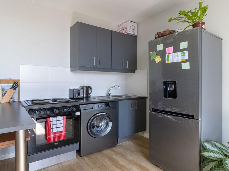 Stylish Studio Retreat Near City – Perfect for Buyers, Investors - Photo 3