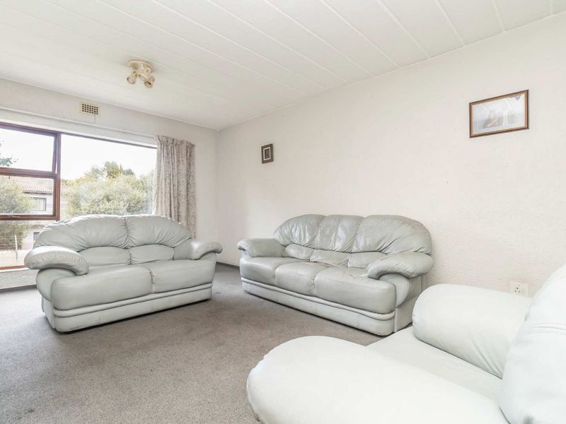 3 bedroom apartment in the leafy heart of Paulshof - Photo 4