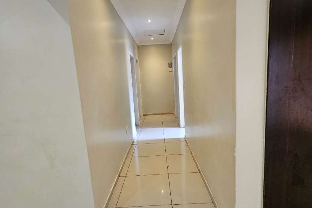 3 bedroom house in the heart of clarina - Photo 5