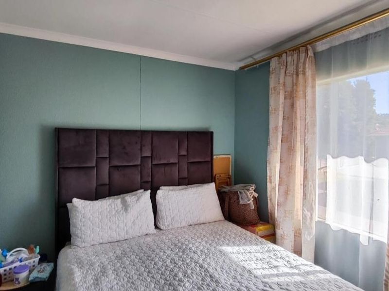 First-Floor Gem: Townhouse in Wood Lake Complex - Photo 10