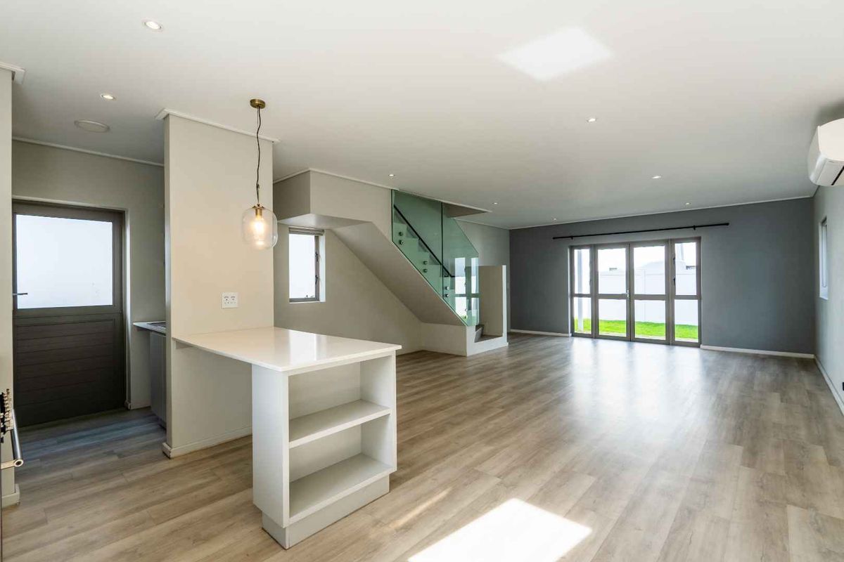 Luxury 3 Bedroom Family Home To Rent in Le Parc Residential Estate, Paarl - Photo 2