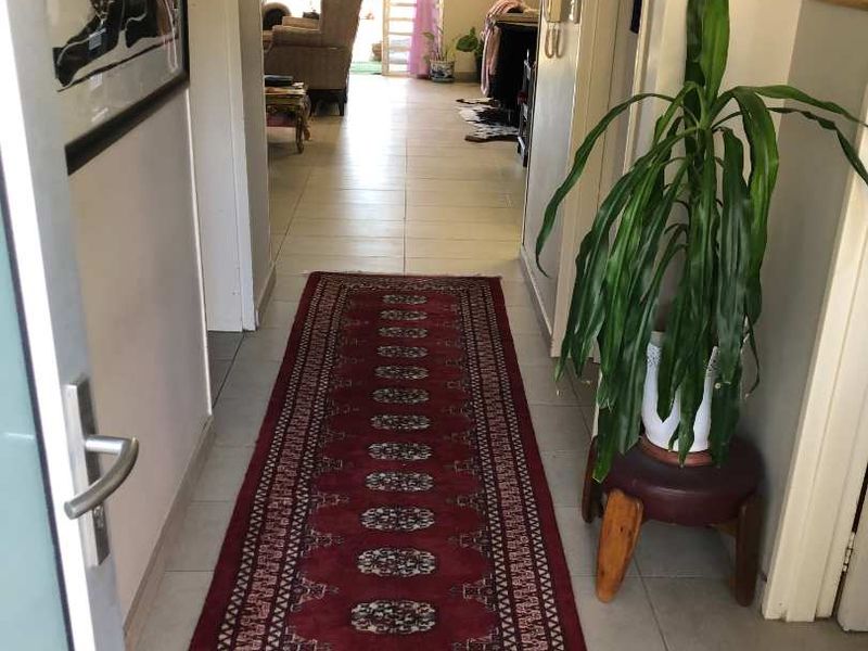 Quiet, well-built unit in dead-end street - Photo 6