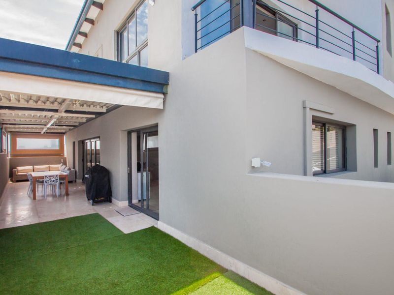 STYLISH LOCK-UP AND GO IN THE HEART OF FRESNAYE - Photo 9