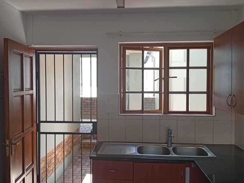 Ground floor unit with Double garage. - Photo 5
