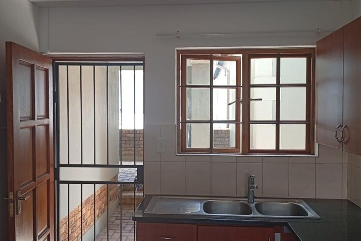 Ground floor unit with Double garage. - Photo 5