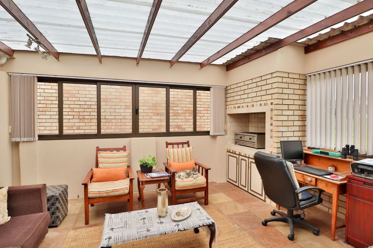 BARGAIN STYLISH AND UPMARKET TOWNHOUSE - Photo 4