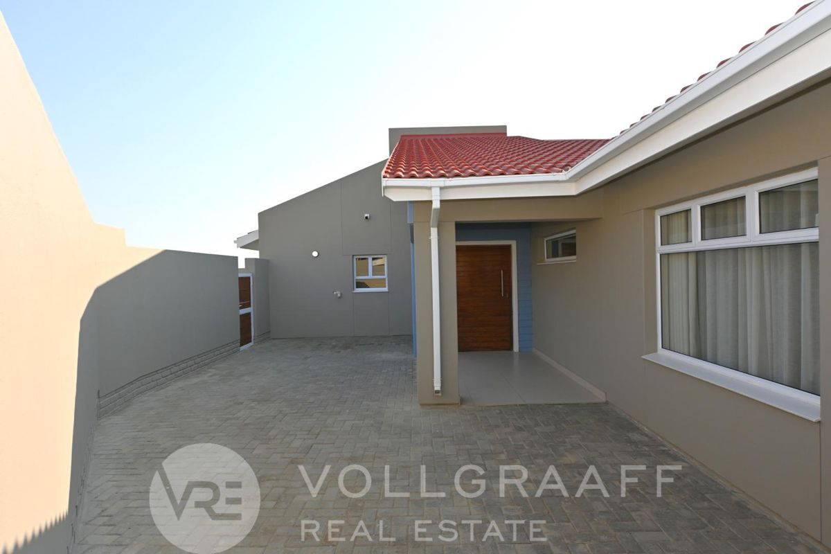 Impeccable Corner Property with Flatlet. - Photo 2