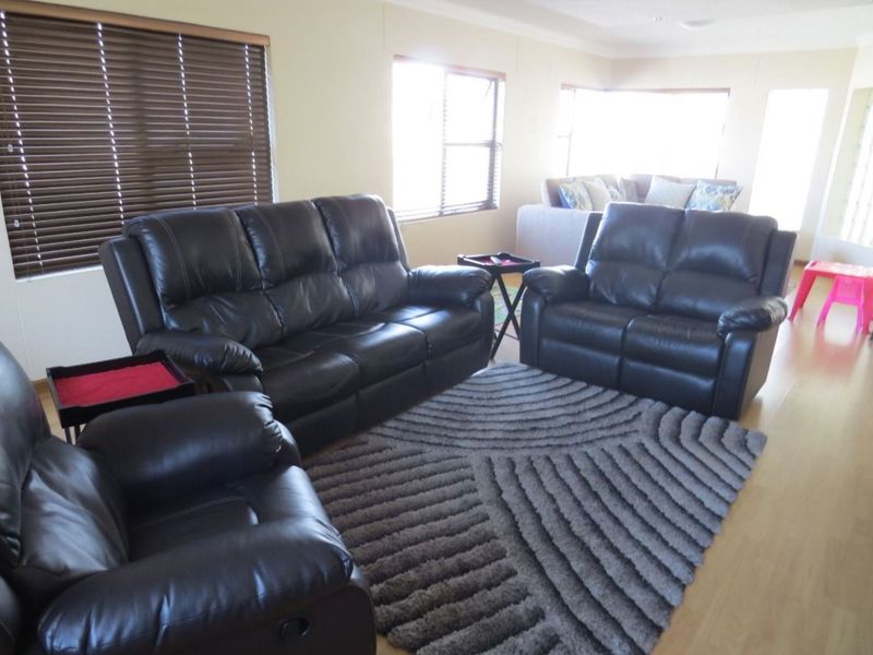 FOR SALE - 3 BEDROOM UNFURNISHED HOUSE WITH 2 BEDROOM FLAT FOR SALE IN OCEAN VIEW, SWAKOPMUND, NAMIBIA - Photo 3
